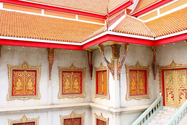 Деревянное окно тайского храма в Таиланде — стоковое фото