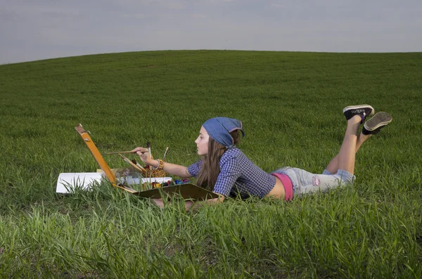 Girl painting on the meadow — Stock Photo, Image