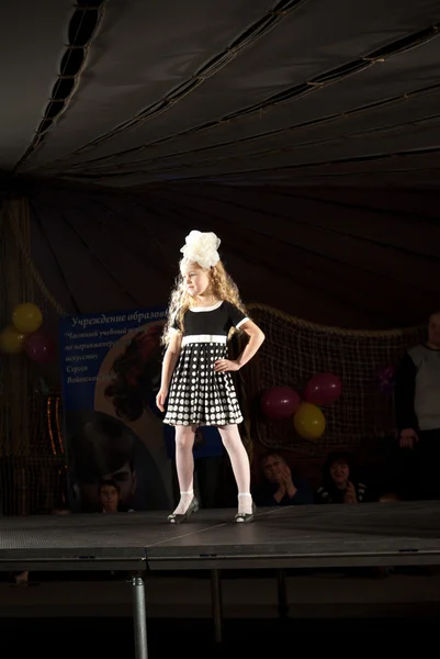 Vitryssland modeveckan. barn mode — Stockfoto