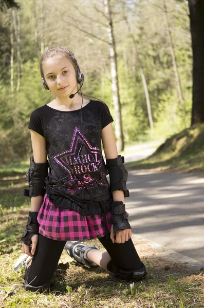 Jeune fille patinant sur Roller Skates en plein air — Photo