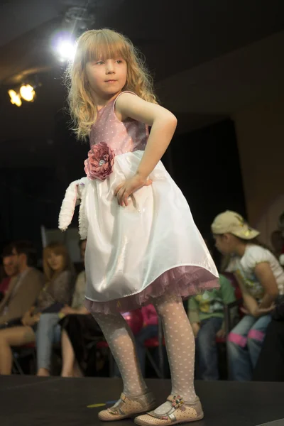 민스크, 벨로루시에서 패션 키즈 쇼 — 스톡 사진