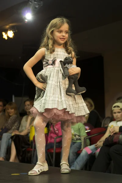 在明斯克，白俄罗斯时装的孩子表演 — 图库照片