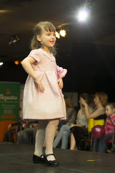Desfile de moda para niños en Minsk, Bielorrusia —  Fotos de Stock