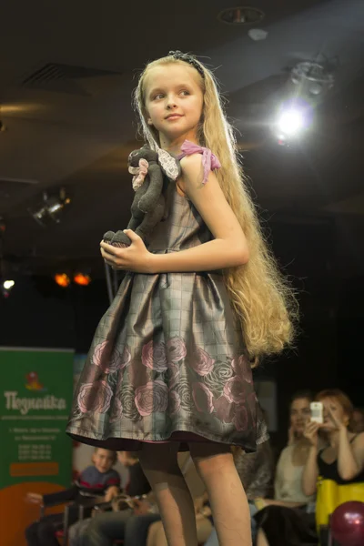 在明斯克，白俄罗斯时装的孩子表演 — 图库照片