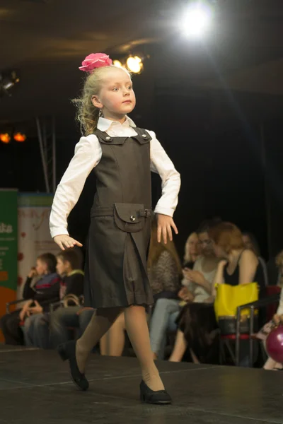 Gyerekek divatbemutató Minszk, Fehéroroszország — Stock Fotó