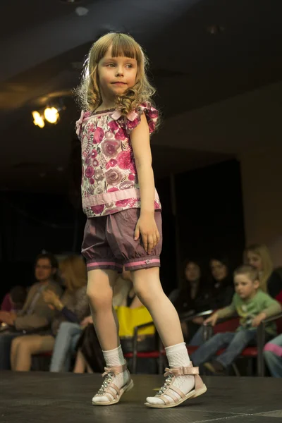 Kids modevisning i minsk, Vitryssland — Stockfoto