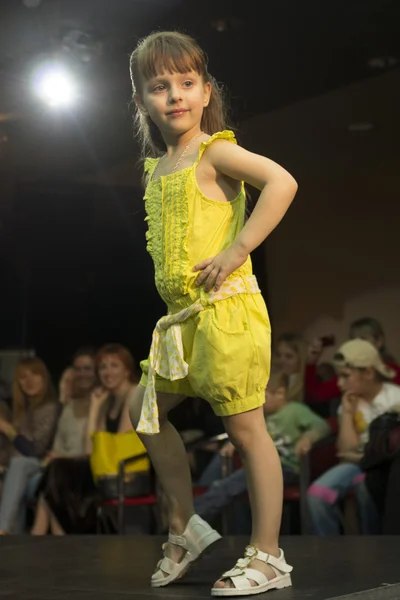 Desfile de moda para niños en Minsk, Bielorrusia — Foto de Stock