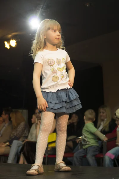 ミンスク、ベラルーシでのファッションショーの子供 — ストック写真
