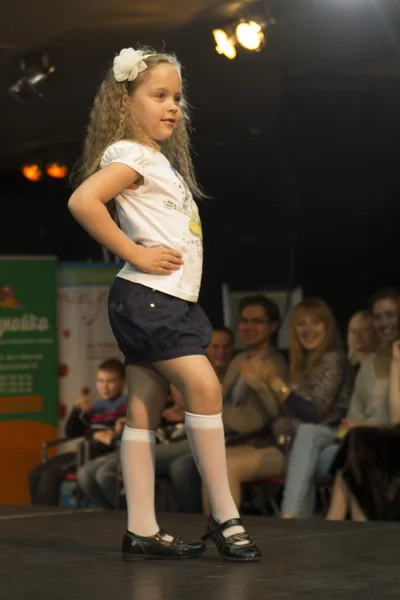 Kids modevisning i minsk, Vitryssland — Stockfoto