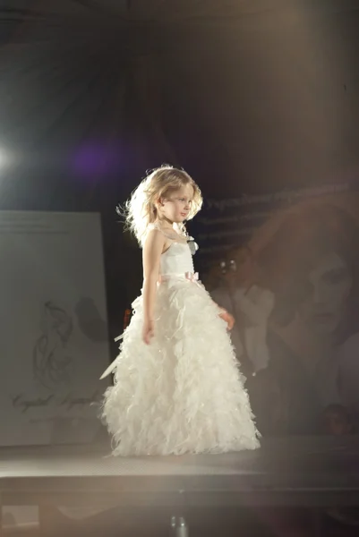 Beyaz Rusya moda haftası. Çocuk moda — Stok fotoğraf