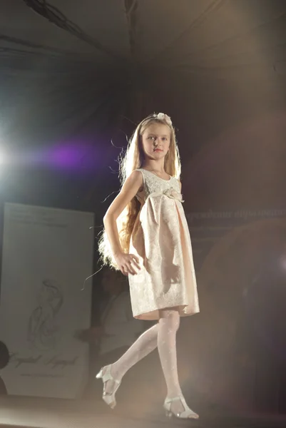Εβδομάδα μόδας της Λευκορωσίας. παιδί μόδας — Φωτογραφία Αρχείου