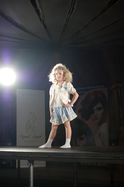 Εβδομάδα μόδας της Λευκορωσίας. παιδί μόδας — Φωτογραφία Αρχείου