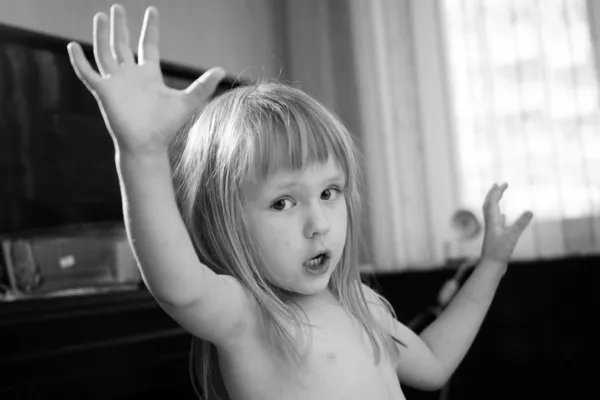 Κορίτσι παίζοντας αγωγός — Φωτογραφία Αρχείου
