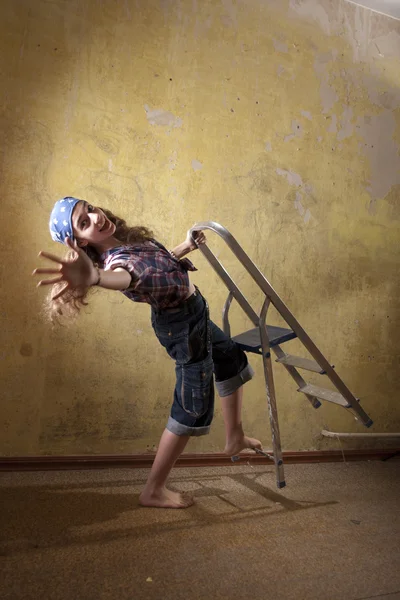 Ragazza adolescente che cade dalla scala — Foto Stock