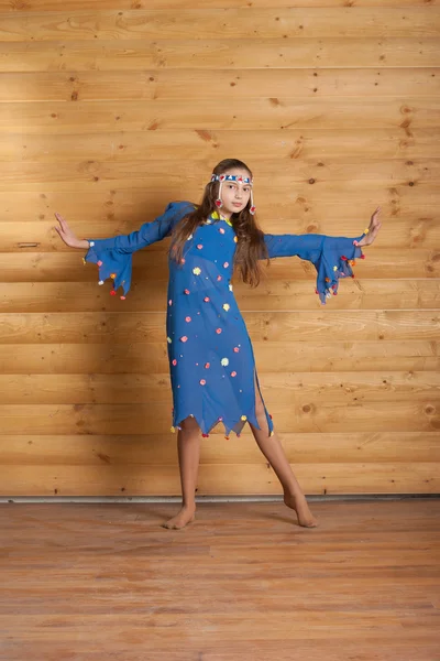 Fata dansând în rochie albastră — Fotografie, imagine de stoc