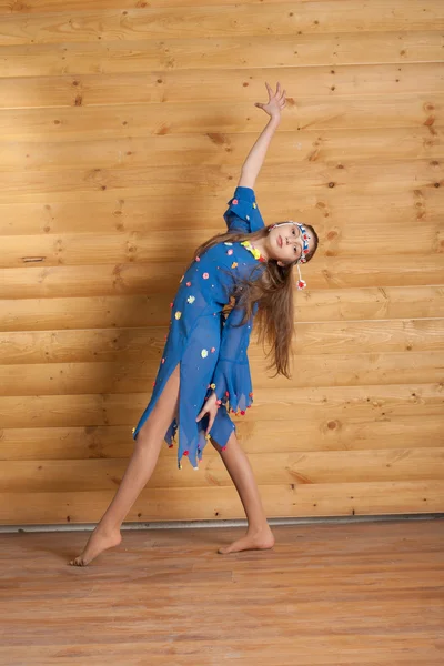 Κορίτσι χορό σε μπλε φόρεμα — Φωτογραφία Αρχείου
