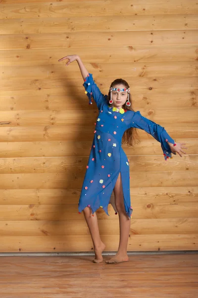 Mädchen tanzt im blauen Kleid — Stockfoto