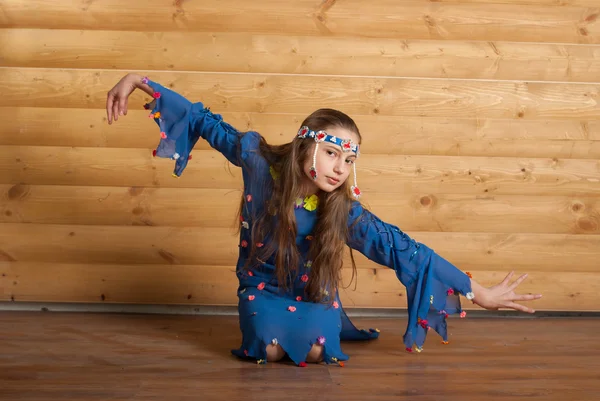 Dziewczyna taniec w niebieska sukienka — Zdjęcie stockowe