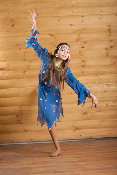 Девушка танцует в голубом платье — стоковое фото