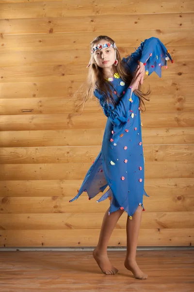 Девушка танцует в голубом платье — стоковое фото