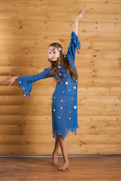 Fille dansant en robe bleue — Photo
