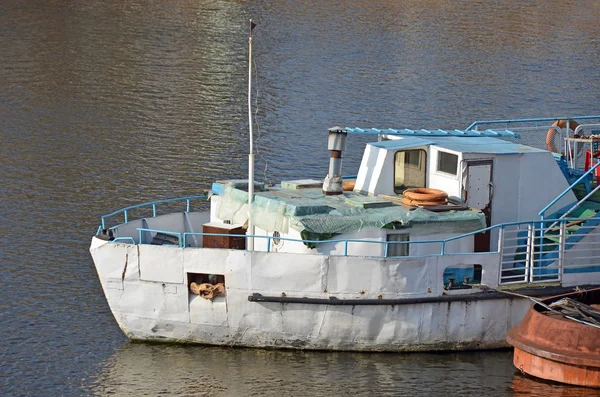 Barco a motor no pequeno porto fluvial — Fotografia de Stock