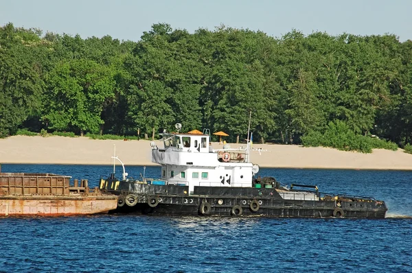 Tugboat assisting a barge — Stock Photo, Image