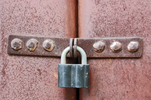 Rusty lock on garage gate — Stock Photo, Image
