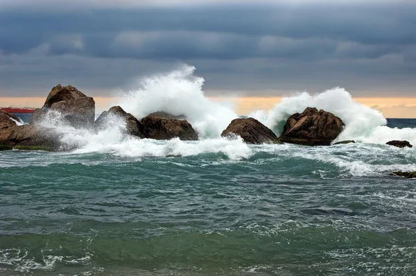 Tempestade ao lado da rocha — Fotografia de Stock