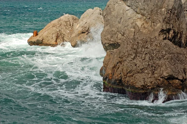 Tormenta junto a la roca — Foto de Stock