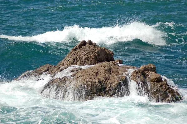 Tormenta junto a la roca — Foto de Stock