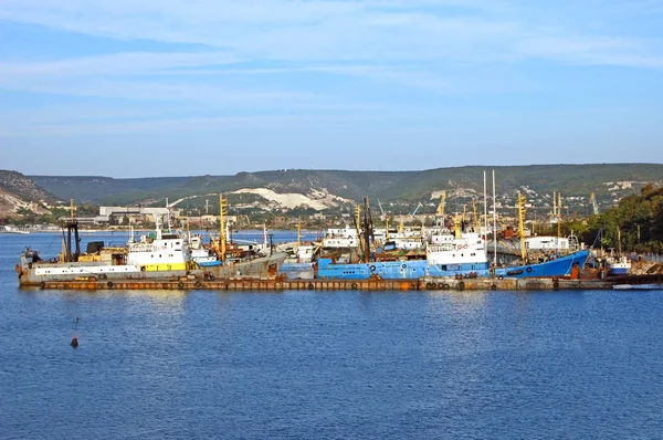 Buque pesquero en puerto —  Fotos de Stock