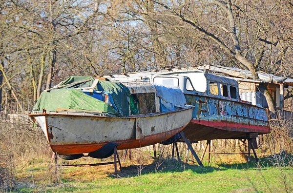 Barco abandonado na floresta — Fotografia de Stock