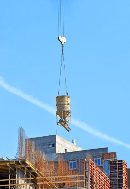 Ñrane lifting cement mixing container