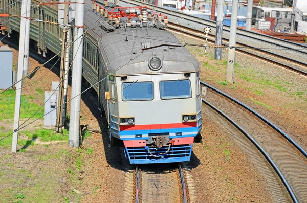 Приміські поїзди електричний локомотив — стокове фото