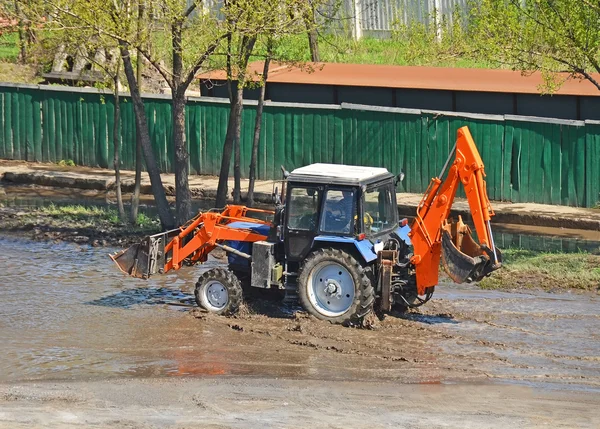 Tractor in a puddle — Stock Photo, Image