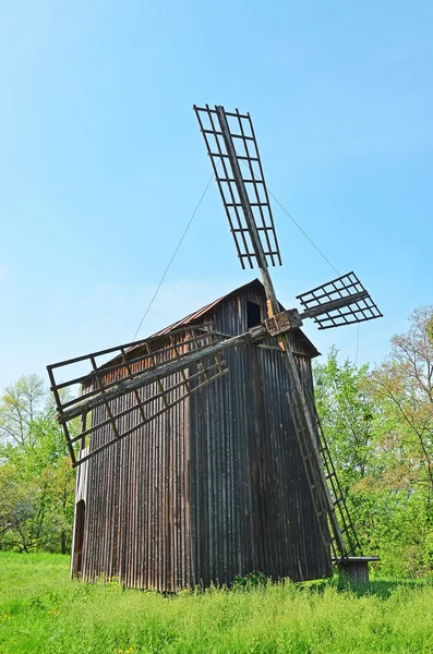 Moinho de vento de madeira antigo — Fotografia de Stock
