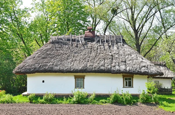 Antica capanna con tetto di paglia — Foto Stock