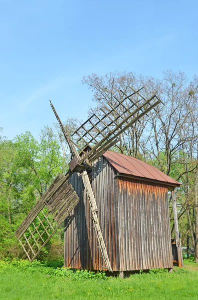 Antike hölzerne Windmühle — Stockfoto