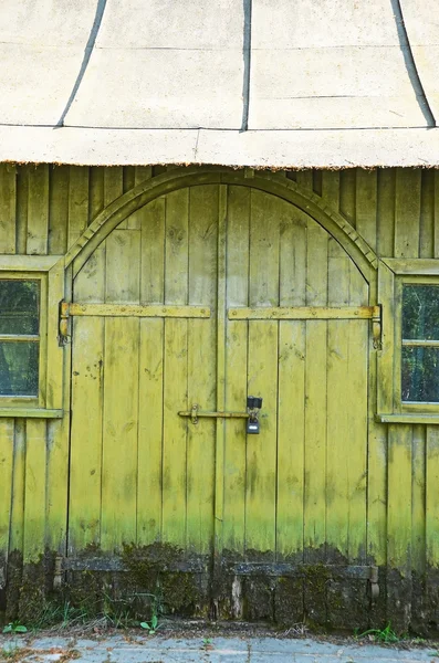 Starodávné dveře stodoly — Stock fotografie