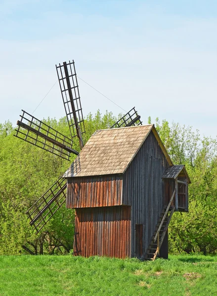 Moulin à vent en bois antique — Photo