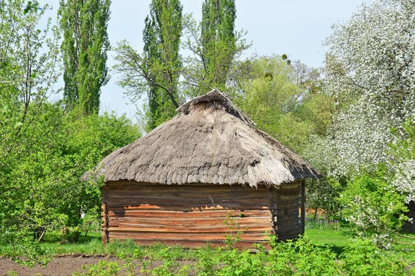 古代の木造の納屋 — ストック写真