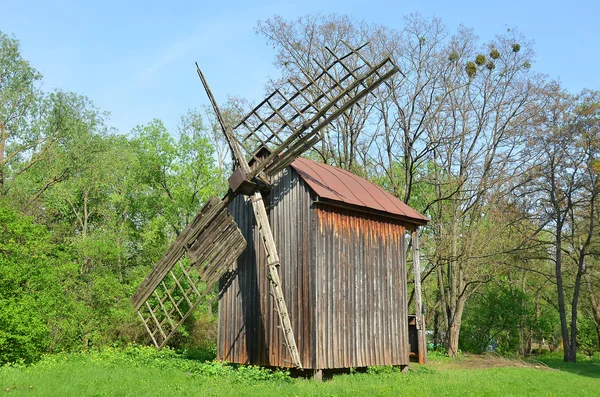 Moinho de vento de madeira antigo — Fotografia de Stock
