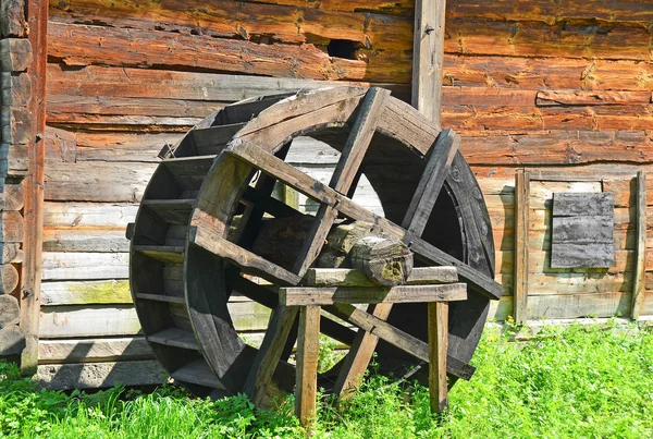 Винтажное водяное колесо — стоковое фото