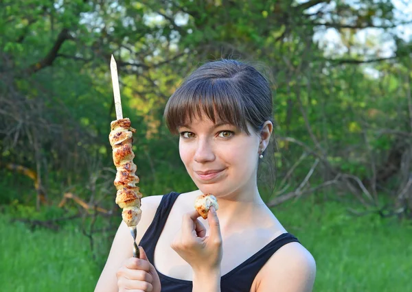 Vrouw met shish kebab — Stockfoto