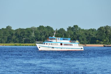 barco de motor viaje río