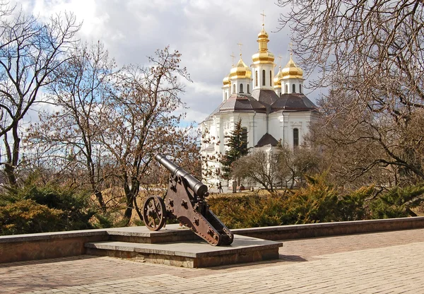 Церковь Святой Екатерины и пушки в Чернигове, Украина — стоковое фото