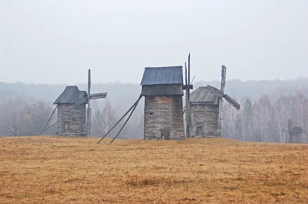 Ветряная мельница в тумане — стоковое фото