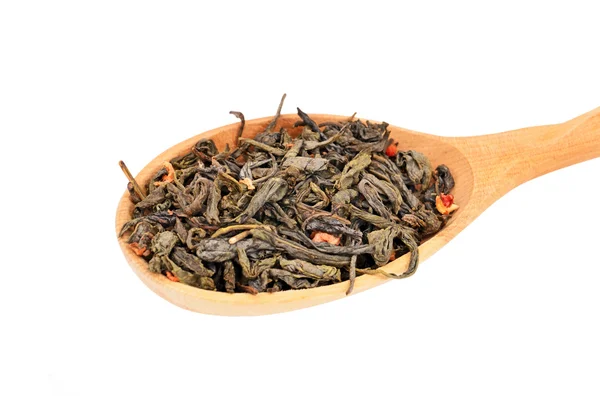 Зеленый чай в деревянной ложке — стоковое фото