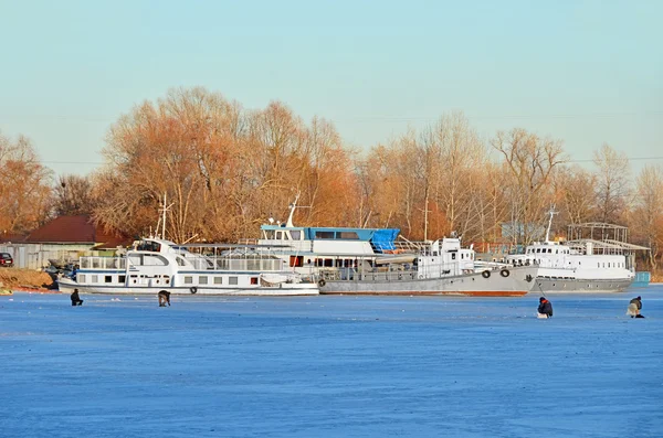 Het schip op winter haven — Stockfoto